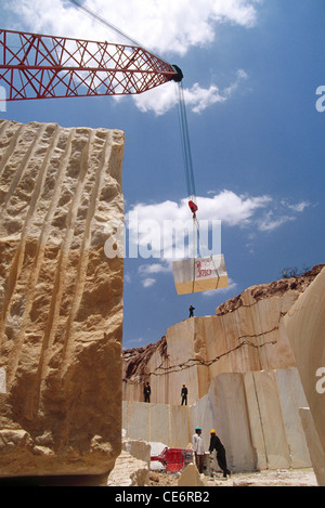 Marmorabbau; Bergbau Marmorblöcke von der Wand des Steinbruchs; Kran-Heben Marmorplatte in Marmor-Stein-Mine; udaipur; rajasthan; indien Stockfoto