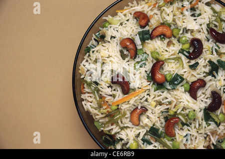 Indische vegetarische Nahrung von Erbsen pulao; Reis mit grünen Erbsen Cashew Nüsse serviert in Teller; indien; asien Stockfoto
