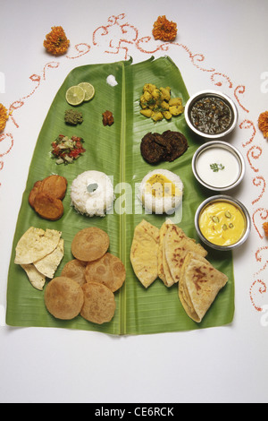 MPC 84994: vegetarisches Mittagessen Maharashtrian Essen auf Banana leaf Indien Stockfoto