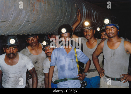 AAD 85807: u-Bahn Zeche Arbeitnehmer tragen Helme Lichter Fotograf Anil Dave Singareni Zeche Andhra Pradesh, Indien Stockfoto