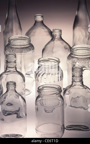 HMA 85027: 10 zehn leer transparent verschiedene Formen und verschiedenen Größen Glasflaschen auf weißem Hintergrund Indien Stockfoto