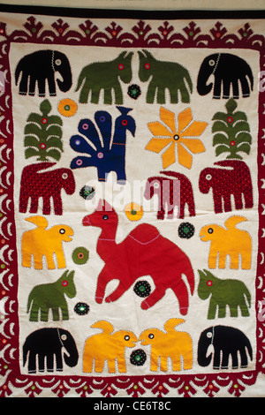 Indisches Handwerk; Patchwork Applikation Stickerei Kamel Elefant Pfau Esel Blume Baum auf Tuch; indien; asien Stockfoto