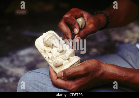 MAA 85114: Mann schnitzen Lord Ganesh Idol aus der Wurzel der weißen Madar plant Indien Stockfoto