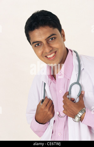 Indischer Doktor, der weißes Fell mit Stethoskop auf weißem Hintergrund trägt; indien; asien; MR#627 Stockfoto