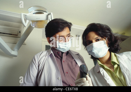 Ärzte, die Masken für Sicherheit und Schutz tragen, weiße Mäntel, Zahnklinik, indien HERR#395 Stockfoto