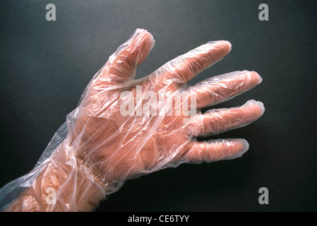 STP 85124: Mann mit transparentem Plastik Handschuhe hand in Hand Indien Stockfoto