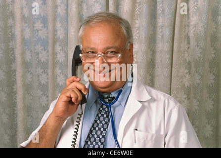 VPA 85138: Oberärztin weißen Gewand Stethoskop Gläser Krawatte Stift Gespräch am Telefon Indien Herr #320 Stockfoto