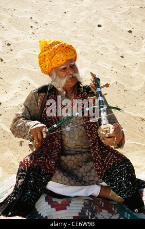 BDR 83351: indische Rajasthani alte Mann Volksmusiker spielen Ektara eine Saite Violine Jaipur Rajasthan Indien Herr #657 Stockfoto