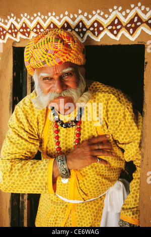 BDR 83358: Porträt alten indischen Rajasthani glücklicher Mann großen weißen Schnurrbart bunten Turban Jaipur Rajasthan Indien Herr #657 Stockfoto