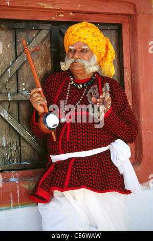 BDR 83359: indische Rajasthani Volksmusiker spielen Ektara eine Saite Violine Jaipur Rajasthan Indien Herr #657 Stockfoto