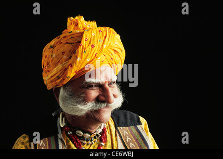 BDR 83364: glücklich lächelnd lachenden alten indischen Mann großen weißen Schnurrbart tragen gelber Turban Jaipur Rajasthan Indien Herr #657 Stockfoto