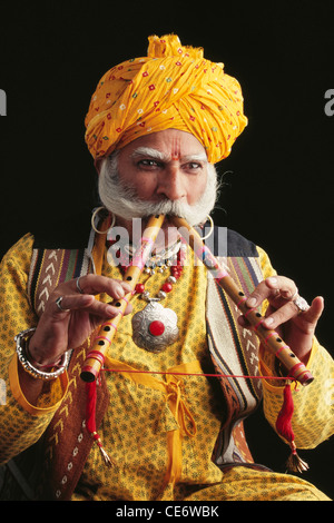 BDR 83365: indische Rajasthani Volksmusiker spielen Musikinstrumente Wind zwei Flöten Jaipur Rajasthan Indien Herr #657 Stockfoto