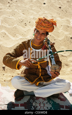 BDR 83377: indische Rajasthani Volksmusiker spielen musikalische instrument Ektara eine Saite Violine Rajasthan Indien Herr # 657 Stockfoto