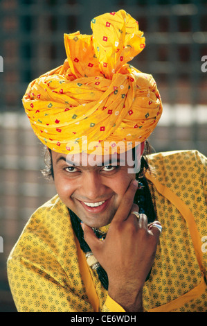 BDR 83383: Porträt indische Rajasthani Mann lächelnd gelb Turban Rajasthan Indien Herr #657B Stockfoto