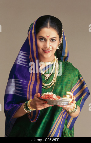 indische Maharashtrian Braut Hochzeit Hochzeitskleid Kostüm Indien Modell veröffentlicht Stockfoto