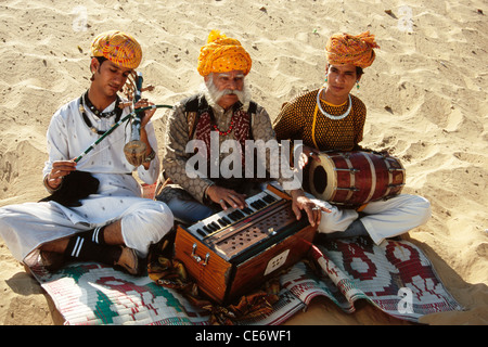 Rajasthani Volksmusiker spielen Musikinstrument Harmonium Violine Trommel Wüste Jaisalmer Rajasthan Indien - MR#657A Stockfoto