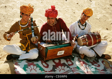 BDR 83396: Rajasthani Folk, die Musiker spielen Musikinstrument Harmonium Violine in Trommel Wüste Rajasthan Indien Herr #657A Stockfoto