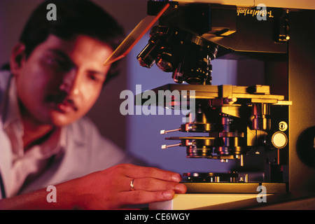 Mann bei der Arbeit im Labor Instrumente Indien Stockfoto