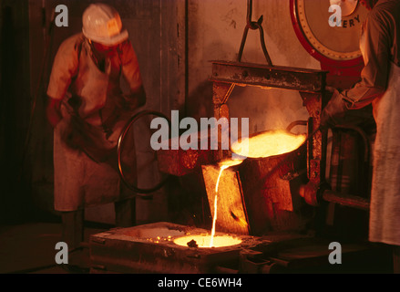 Stahl aus Ofen in Form in Stahlwerk Indien gießen Stockfoto