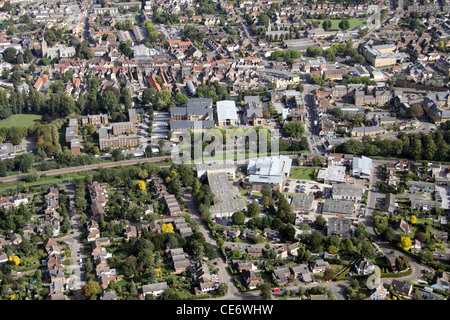 Aerial View Hertford Regional College, Ware Campus mit Ware Town Center im Hintergrund Stockfoto