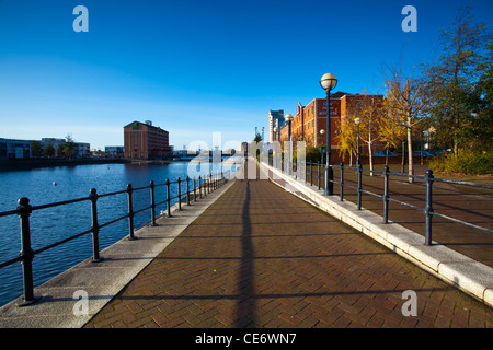 England, Greater Manchester, Salford Quays. Gehweg neben Ontario Becken Stockfoto