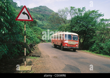 NMK 85377: links abbiegen, Zeichen und State Transport Bus auf Western Ghats Malshej Ghat Straße Maharashtra Indien Stockfoto