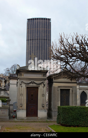 Ein Grab im Friedhof Montparnasse, Paris, Montparnasse Turm hinter Stockfoto