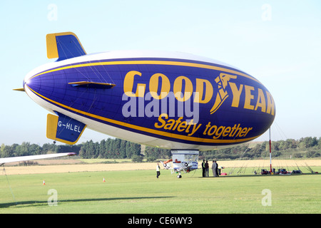 Goodyear Blimp tethered on Ground at Damyns Hall Aerodrome, Essex Stockfoto