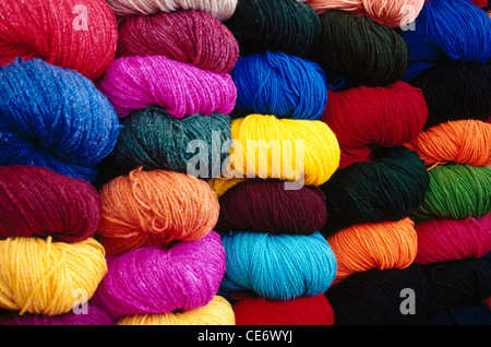 Bunte Wolle Garn Fäden ; Regenbogen Farben violett indigo blau lila grün gelb orange rot schwarz kastanienbraun rosa vibgyor ; indien ; asien Stockfoto