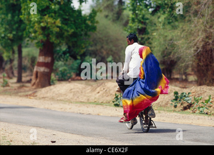 Indische Frau in sari Reiten sitzen hinter Mann auf Fahrrad; Ehemann Frau; pune; Maharashtra; indien; Asien Stockfoto