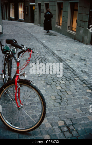 Fahrrad stehen auf gepflasterten Straße geparkt Stockfoto