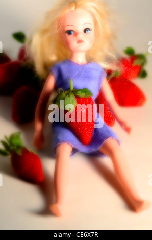 Blond Vintage Sindy mit Erdbeeren Stockfoto