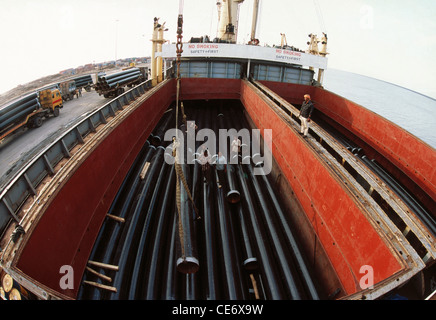 Stahlrohre in Schiff für den Export von Gujarat in Indien Kandla Port geladen werden Stockfoto