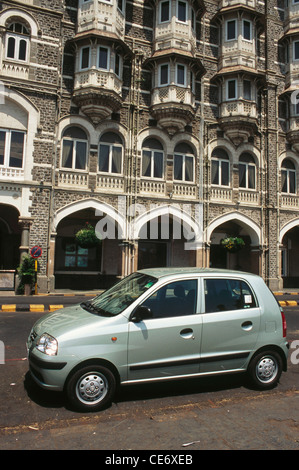 Blass grün Santro Hyundai hatchback Auto geparkt auf der Straße unter Taj Mahal Hotel; bombay; mumbai; maharashtra; indien; asien Stockfoto