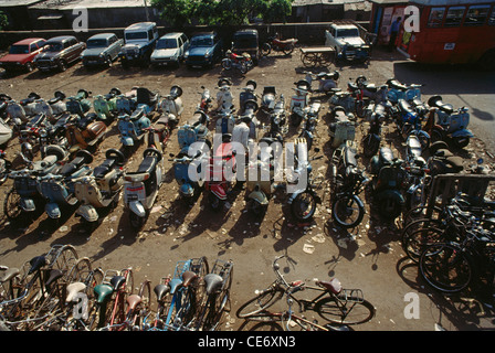 Parkplatz für Fahrräder Zyklen Fahrräder Motorroller Autos in Bombay Mumbai Maharashtra Indien Stockfoto