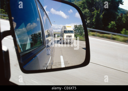 Rückspiegel bei Fahrzeugen auf der Autobahn New york USA USA USA Stockfoto