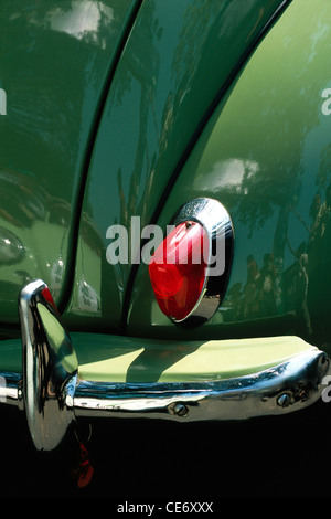 HMA 85593: rote Rückleuchten des grünen VW Volkswagen Käfer alten klassischen Oldtimer-Rallye Bombay Mumbai Maharashtra Indien Stockfoto