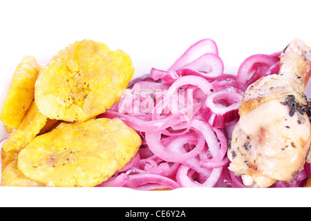 Dominikanische Spezialitäten, gebratenen Platanos, Zwiebel und Hühnerfleisch Bein Stockfoto