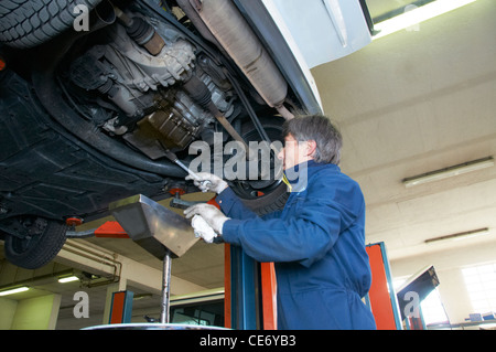 Mechaniker repariert ein Auto in einer garage Stockfoto