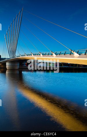 England, Greater Manchester, Salford Quays. Drehbrücke befindet sich in der Nähe von Media City Stockfoto