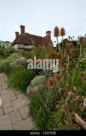 Eine lange Grenze von Blumen und Sträuchern in den Gärten des Great Dixter, East Sussex. Stockfoto