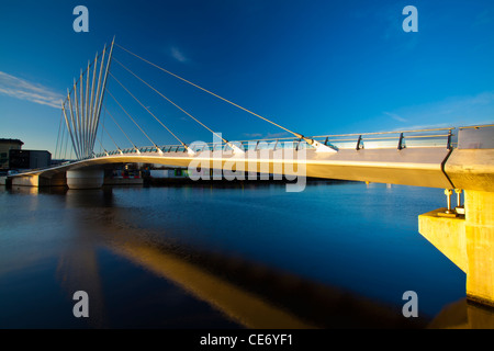 England, Greater Manchester, Salford Quays. Drehbrücke befindet sich in der Nähe von Media City Stockfoto