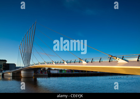 England, Greater Manchester, Salford Quays. Drehbrücke befindet sich in der Nähe von Media City Stockfoto