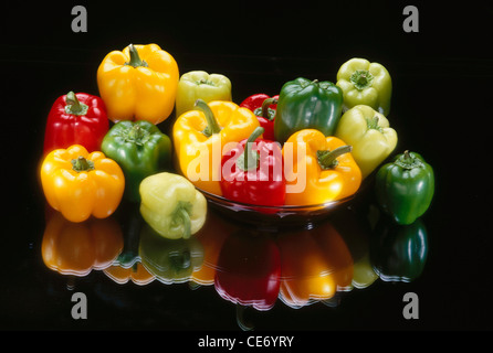 HMA 83834: Gemüse Paprika grün gelb orange rot schwarz Hintergrund Indien Stockfoto