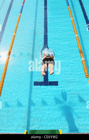 Junge Frau in Schwimmbad tauchen Stockfoto