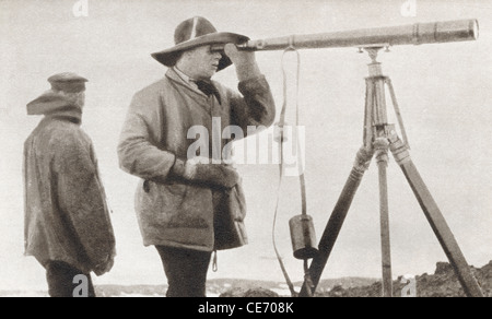 Robert Falcon Scott Blick durch ein Teleskop während der Terra-Nova-Expedition zum Südpol 1912. Stockfoto