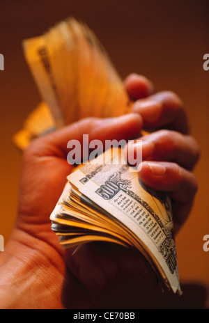 NVM 83937: Mann hält umklammert Papiergeld indische Rupien 500 fünfhundert Notizen Indien Stockfoto