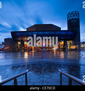 England, Greater Manchester, Salford Quays. Das Lowry Centre in der Abenddämmerung, befindet sich auf der Salford Quays Stockfoto