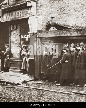 Winston Churchill, dann Hauptsekretärin, bei der Belagerung der Sidney Street, im Volksmund bekannt als die "Schlacht von Stepney" gezeigt. Stockfoto