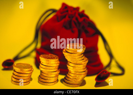 VHM 83915: Konzept Wachstum Einsparungen gold Münzen in Geld Tasche Geldbörse Geld Beutel Indien Stockfoto